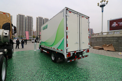 新能源時(shí)代，看我的！乘龍L2 EV輕卡躍市而來，引領(lǐng)城市配送新變革